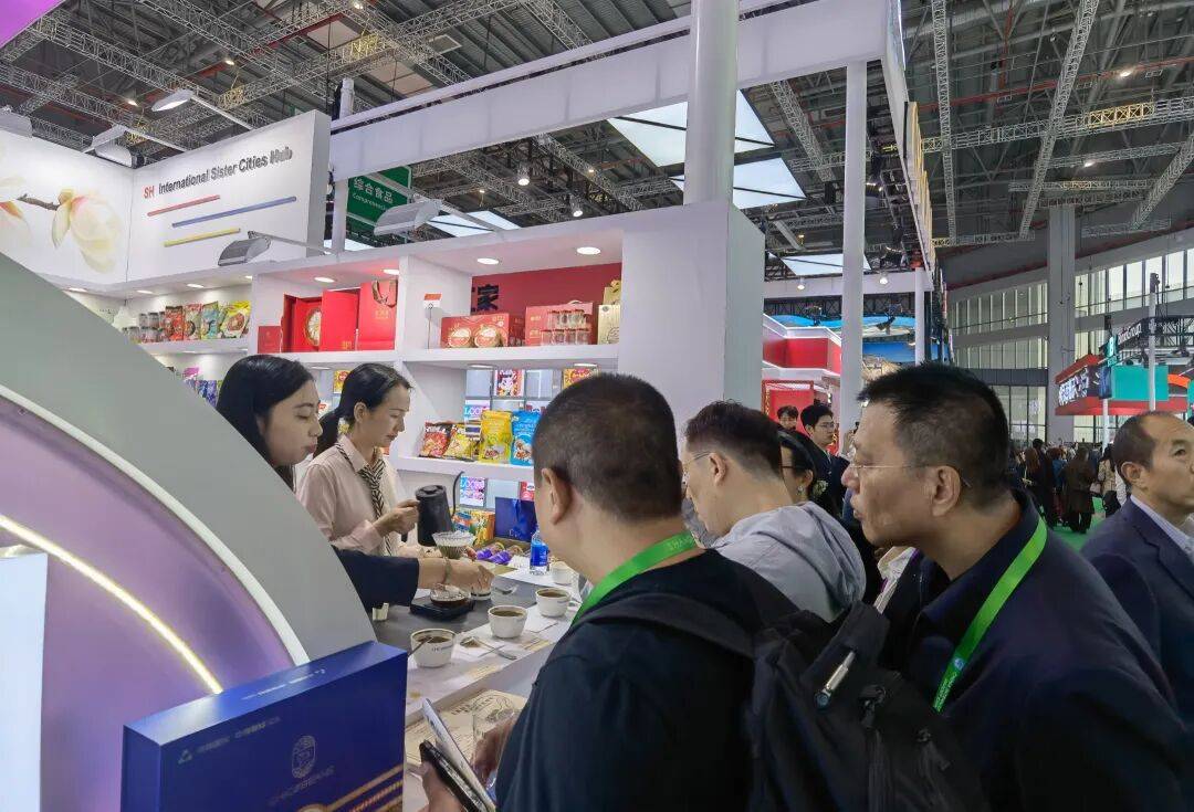 心”到“东方之珠”：一颗咖啡豆的奇缘pg电子游戏网站聚焦进博｜从“非洲之(图3)